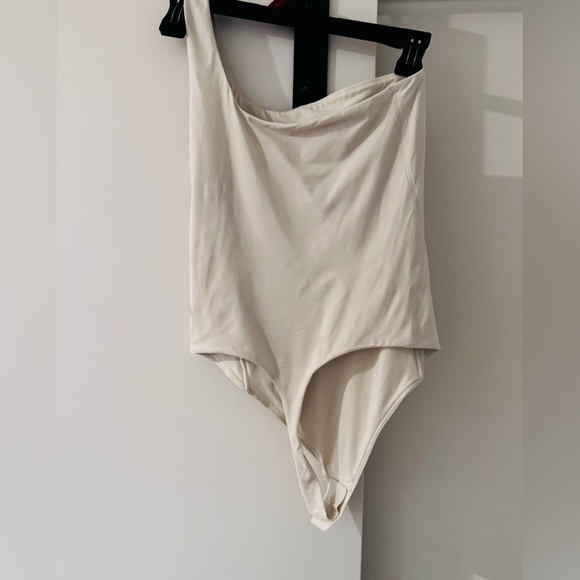 LULULEMON Wundermost Ultra-Soft Nulu Asymmetrical Bodysuit - Picture 7 of 13